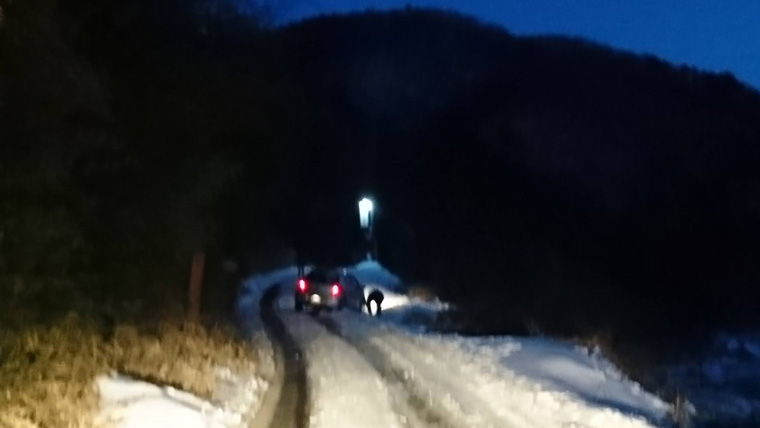雪の轍で脱輪する車