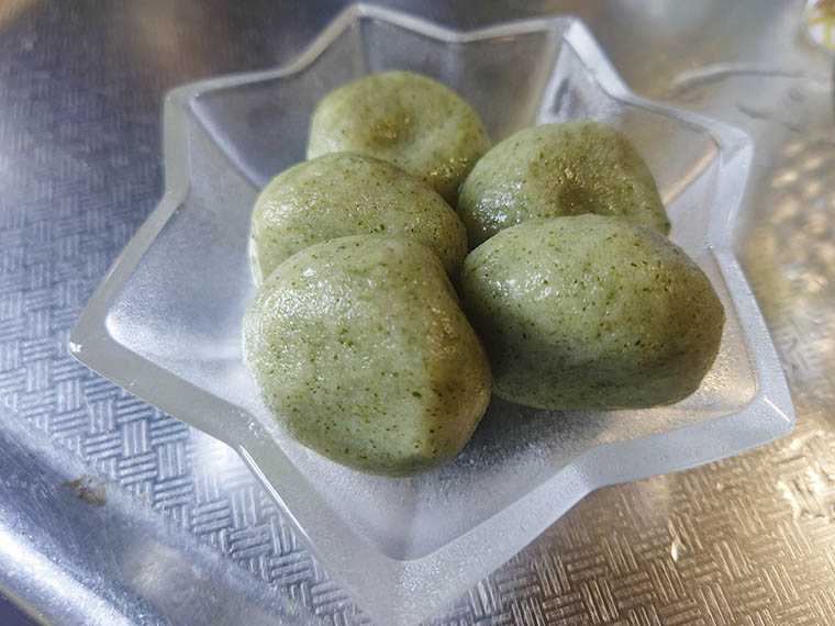 草から作るヨモギ団子