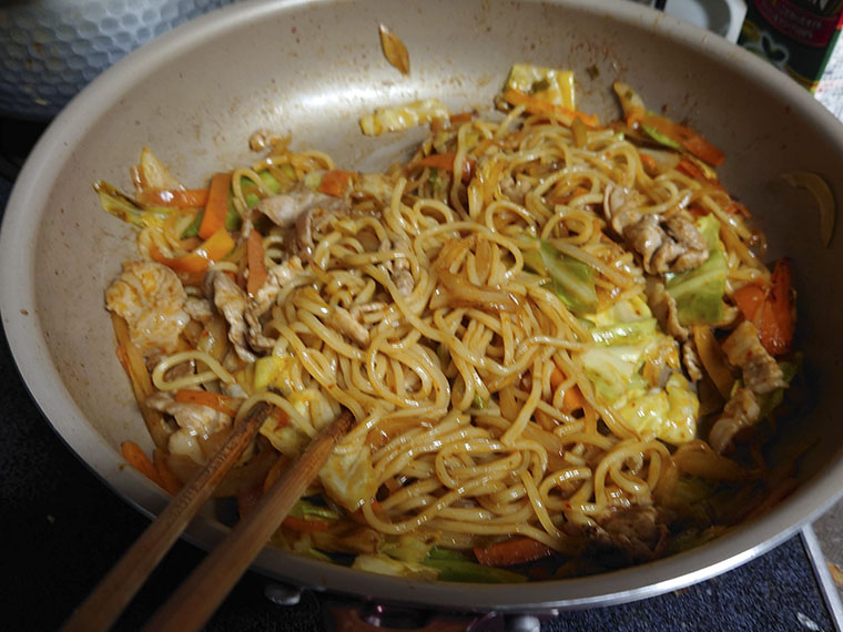 辛辛魚の残り汁で焼きそば