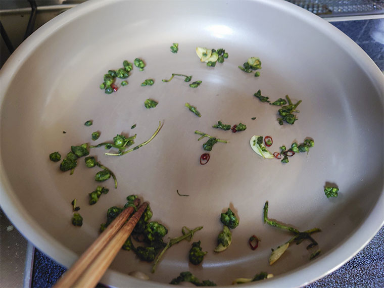 ホトケノザを食べる