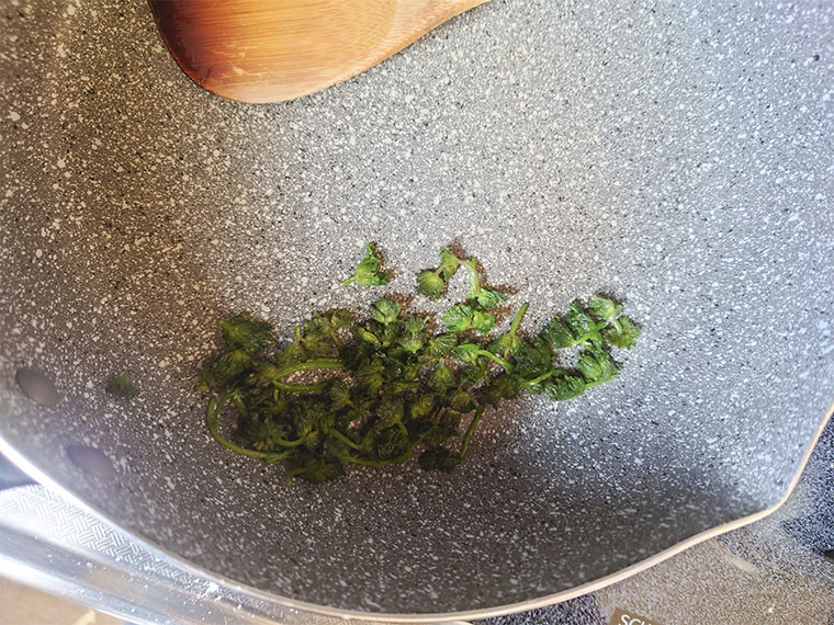 ホトケノザを食べる