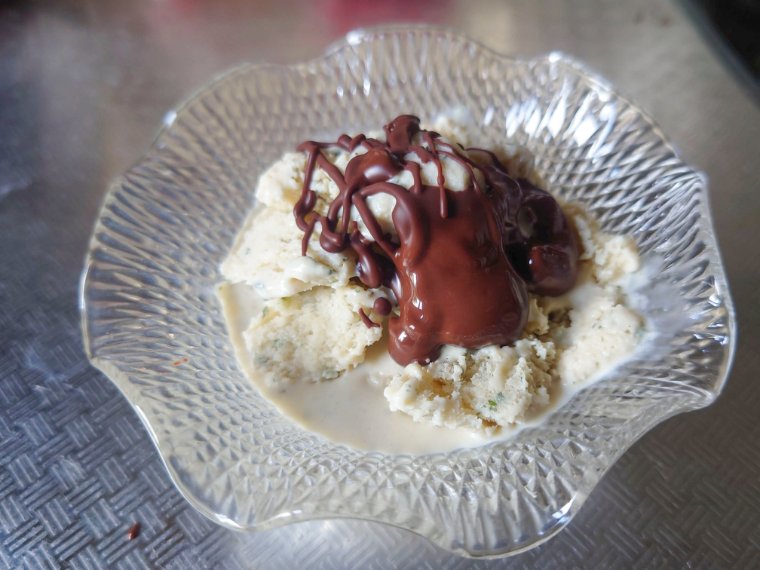自生のミントで作るチョコミントアイス